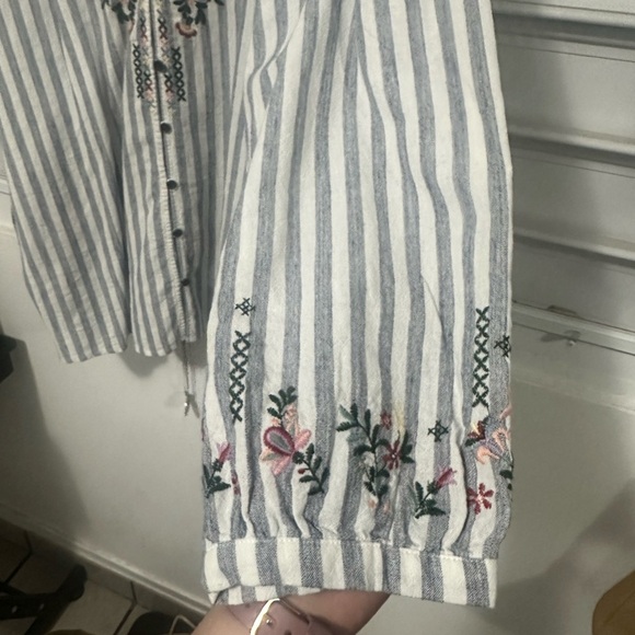 Women's Floral Embroidered Blouse - Picture 5 of 6